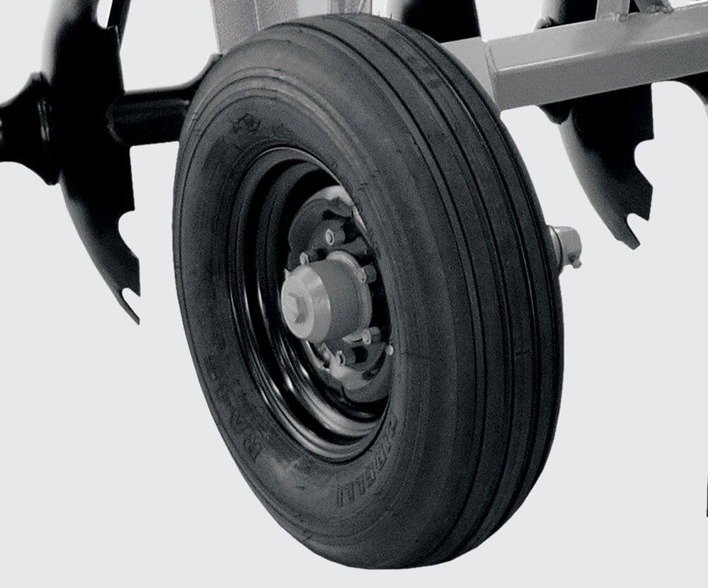 GRADE ARADORA COM CONTROLE REMOTO E PNEUS - Imagem 7